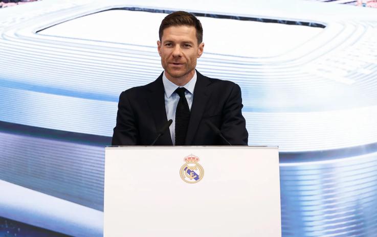 Así fue presentado Xabi Alonso como nuevo técnico del Real Madrid: acompañado por su esposa y el contrato que firmó