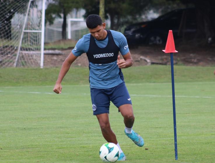 El nuevo “look” del argentino Agustín Auzmendi y Motagua recupera a jugador tras un mes y medio lesionado