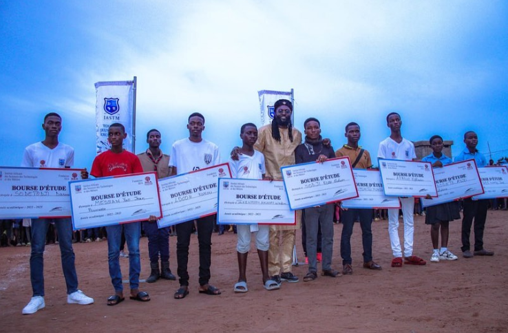 Estuvo en Real Madrid, planeó su muerte y la pandemia lo retiró: la nueva y sorprendente vida de Emmanuel Adebayor