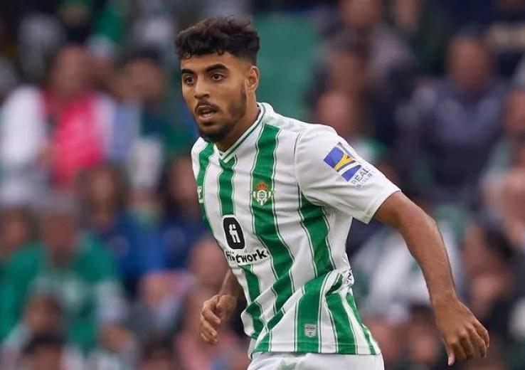 Barcelona activará la cláusula de recompra para la vuelta del defensor, Chadi Riad.