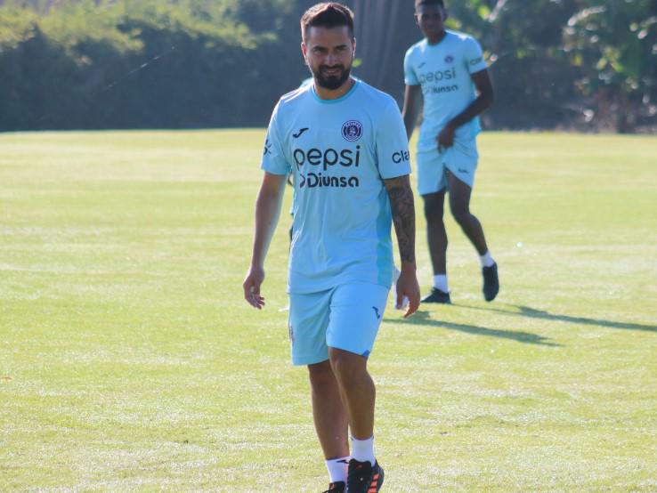 Así fue el primer entrenamiento de Rodrigo “Droopy” Gómez con Motagua: Charla con Diego Vázquez y pasillo al argentino