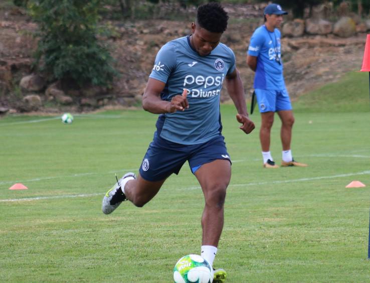 El nuevo “look” del argentino Agustín Auzmendi y Motagua recupera a jugador tras un mes y medio lesionado