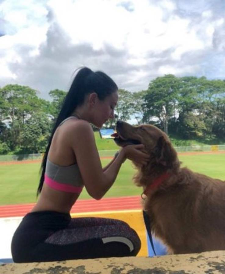 ¡Muñeca! Stephanie González, la modelo y locutora que enamora en Instagram