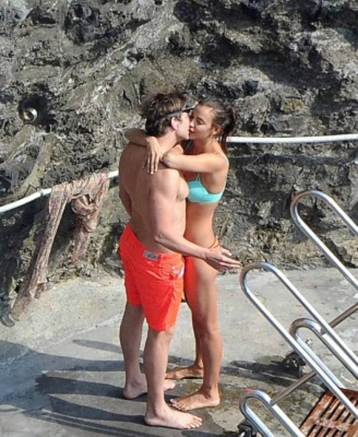 Entre rumores de embarazo, playas y besos, así es la vida de Irina Shayk lejos de Cristiano