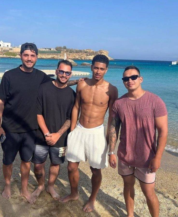 Bien acompañado: el nuevo fichaje del Real Madrid disfruta de las vacaciones en una famosa isla de Grecia