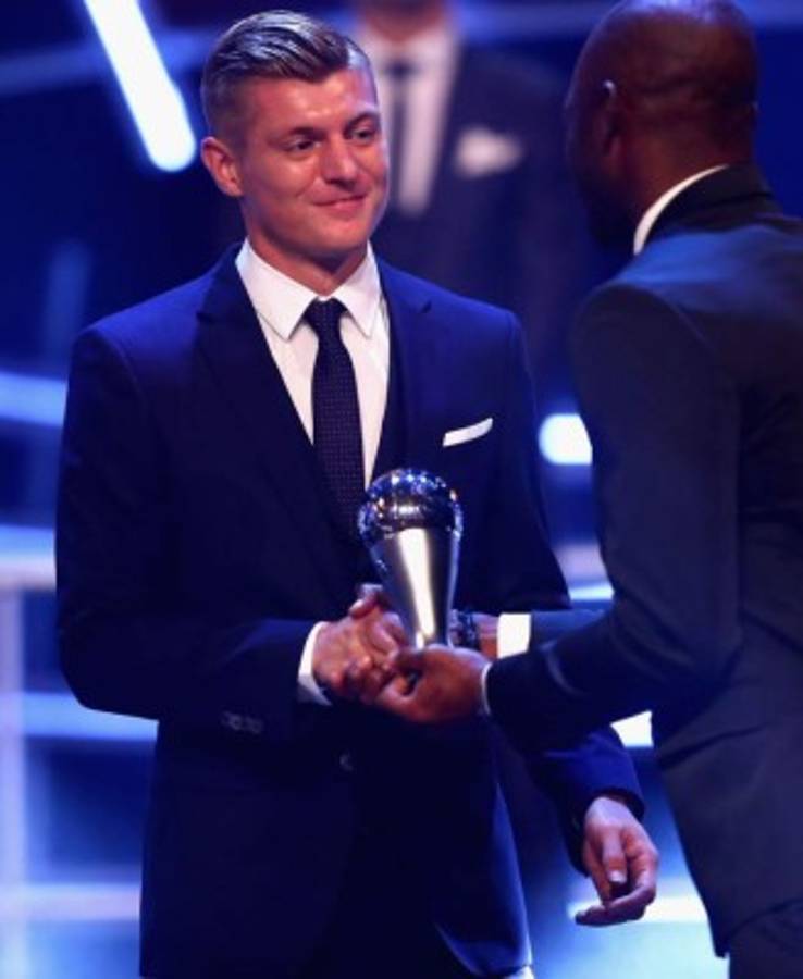 ¡Y NO ES CREÍDO! David Suazo entregó premio de FIFA a Messi y a Cristiano Ronaldo