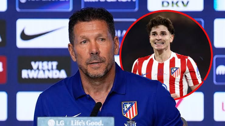 Fuera: los carteles que aparecieron en la sede del Atlético contra Julián