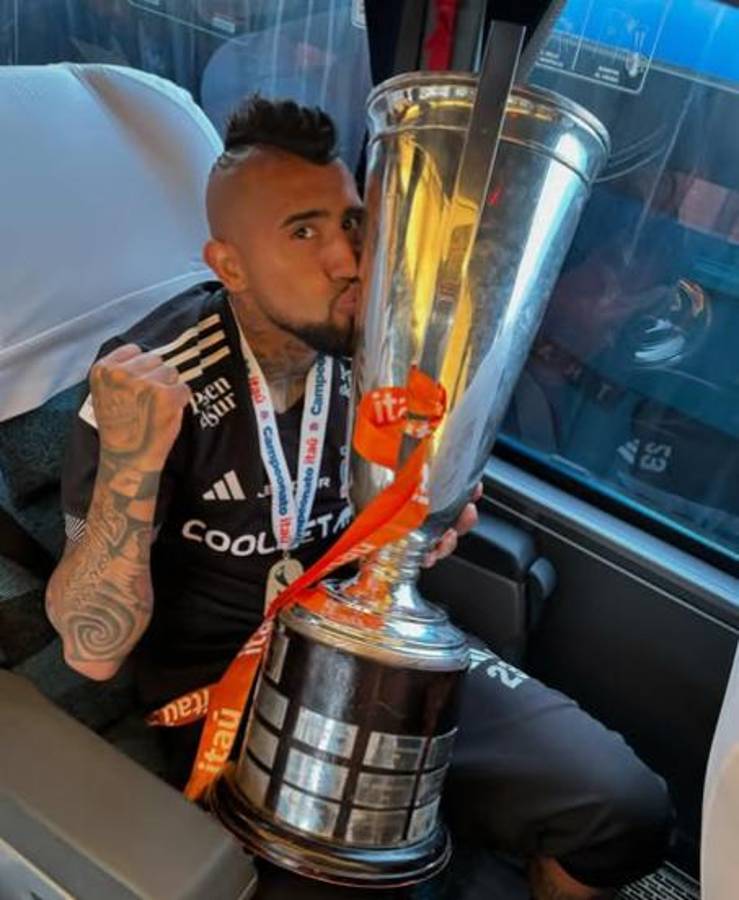 Arturo Vidal se fue a Medio Oriente con su exuberante novia y así fue recibido: “Vacaciones con mi mamacita”