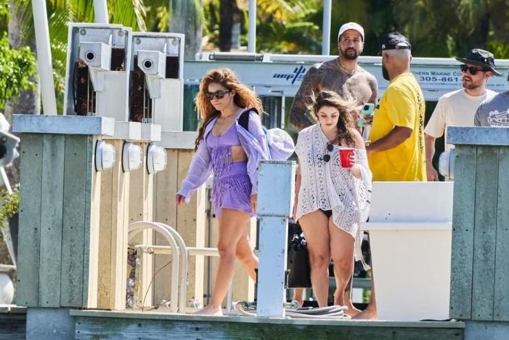Bomba en Miami: Captan de nuevo a Shakira con el piloto Lewis Hamilton en un yate, ¿y Tom Cruise?