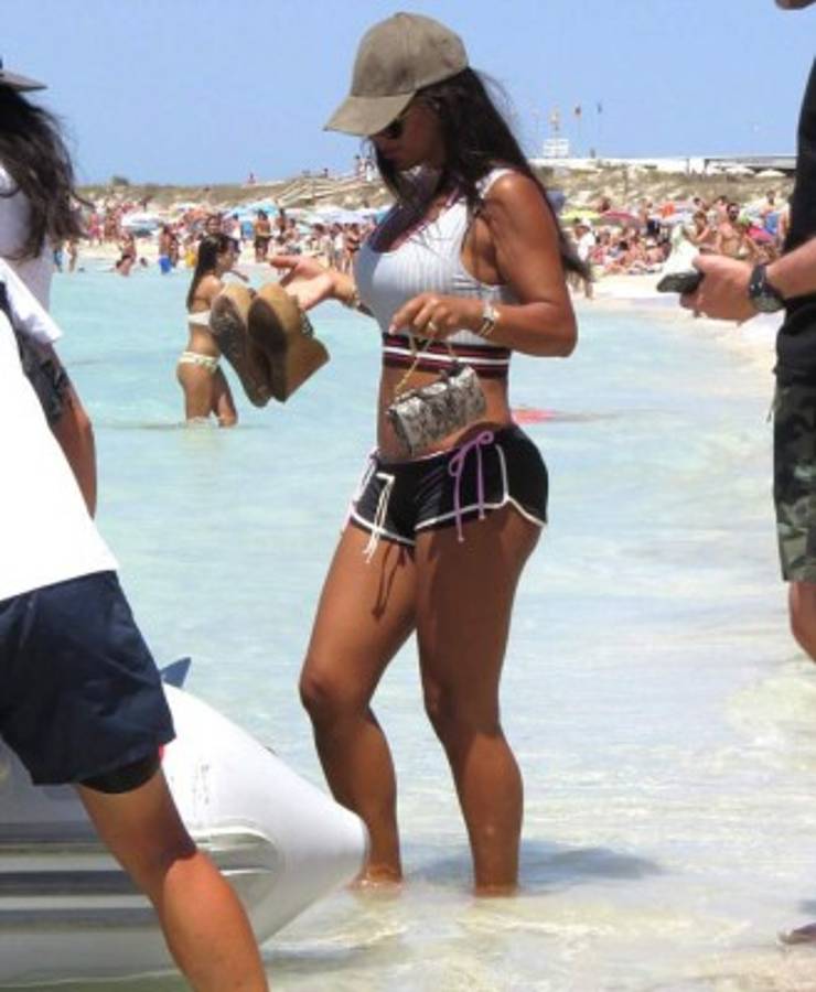 Las vacaciones de Fábregas y su infartante mujer en Ibiza