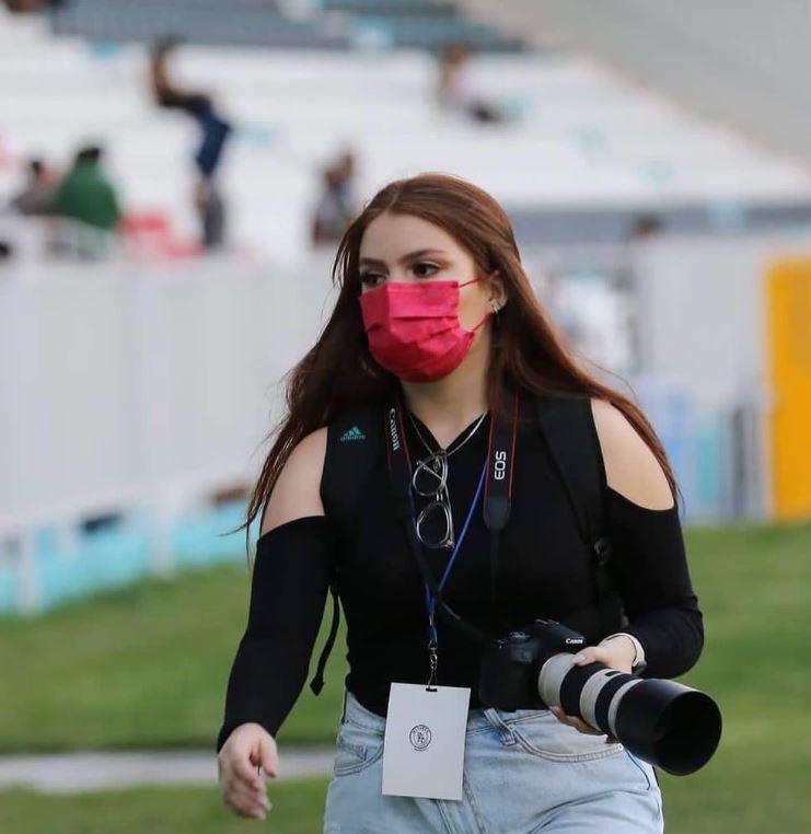 Iving Bruni, la hermosa pelirroja y prometida de Denil Maldonado que acaparó las cámaras como fotógrafa en el clásico capitalino