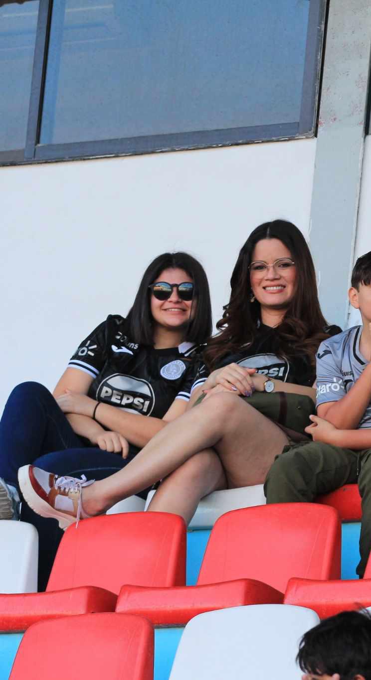 ¡Las azulitas son bellas! Hermosas aficionadas del Motagua enamoraron en el juego vs Real España, ¿quién es la rubia?