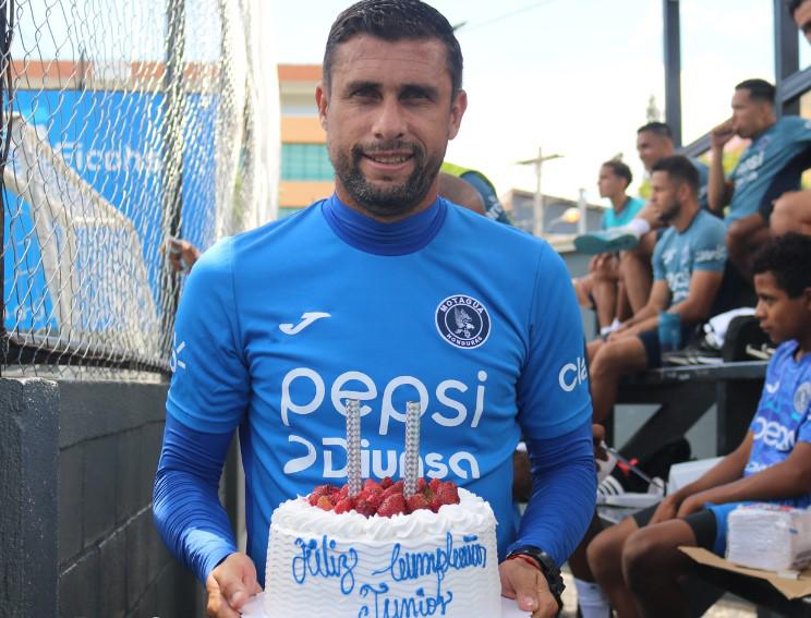 El gran ambiente en Motagua previo al clásico ante Marathón: Pastel de cumpleaños y Auzmendi de portero