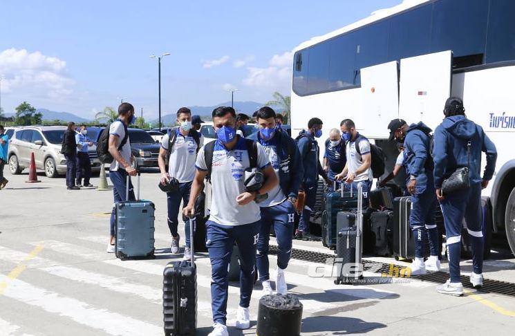 Un ‘Bolillo’ sonriente y dos jugadores se reintegran a sus clubes mientras la selección de Honduras viaja a Estados Unidos