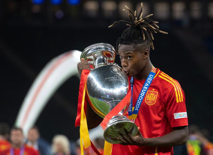 El plan de Hansi Flick para 2025: un crack fue ofrecido al Barcelona y los grandes fichajes que tiene en carpeta