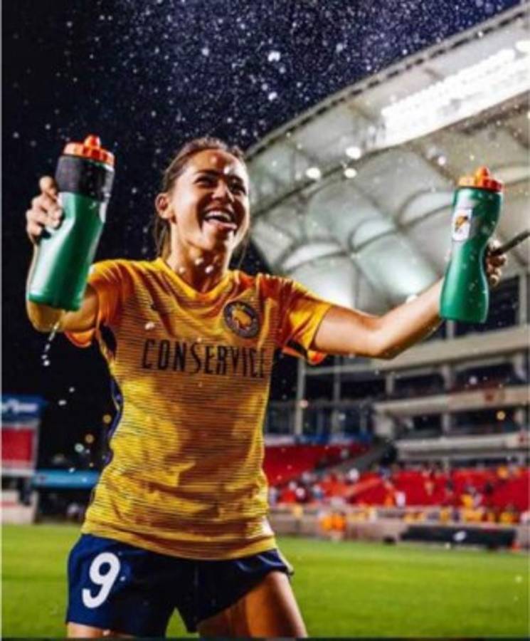 El mediocampista Roger Espinoza anuncia compromiso matrimonial con guapa futbolista en EUA