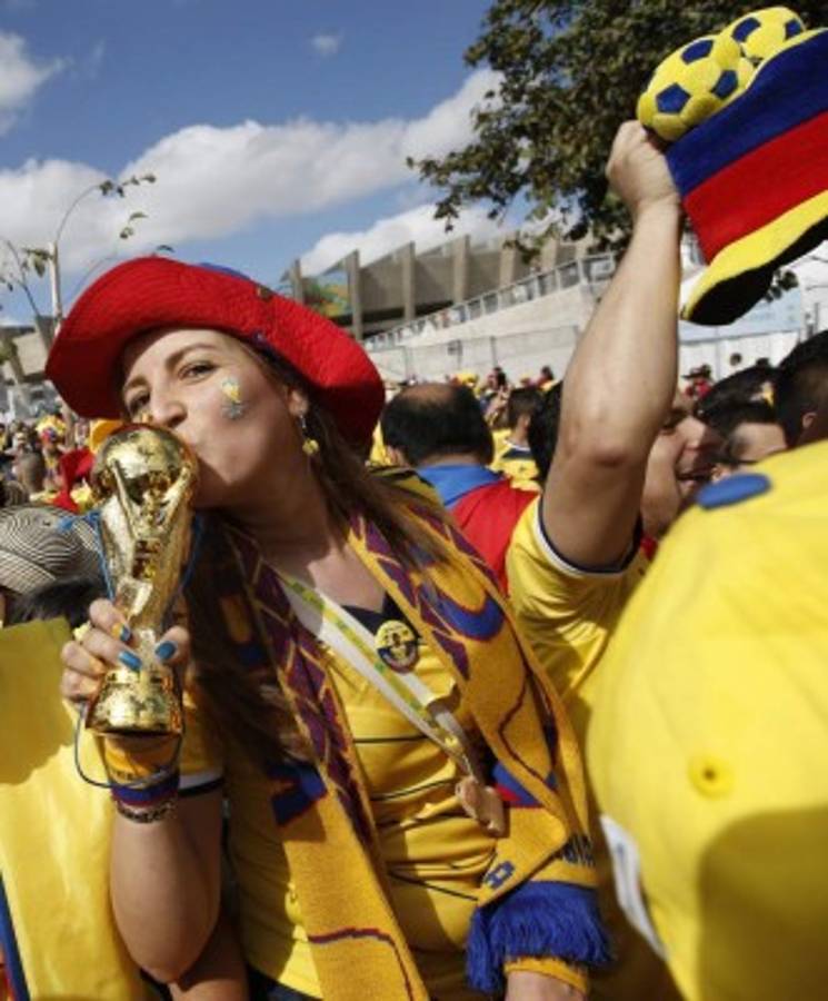 Las hermosas colombianas y su fiesta en partido Colombia-Grecia