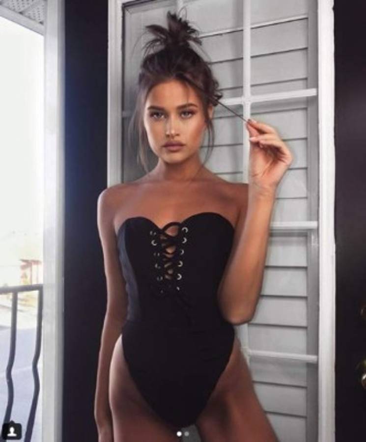 El hijo de Beckham, 'pillado' besando a una infartante modelo de Playboy