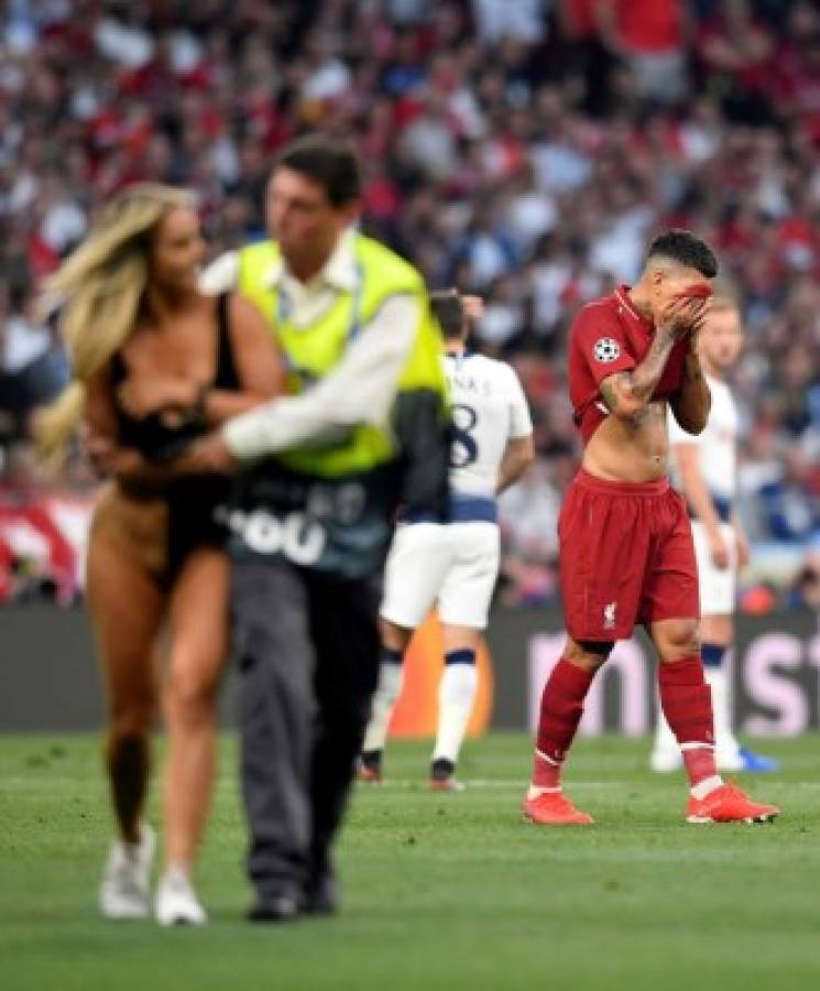 FOTOS: La infartante rubia que se metió a la cancha en la final de la Champions League