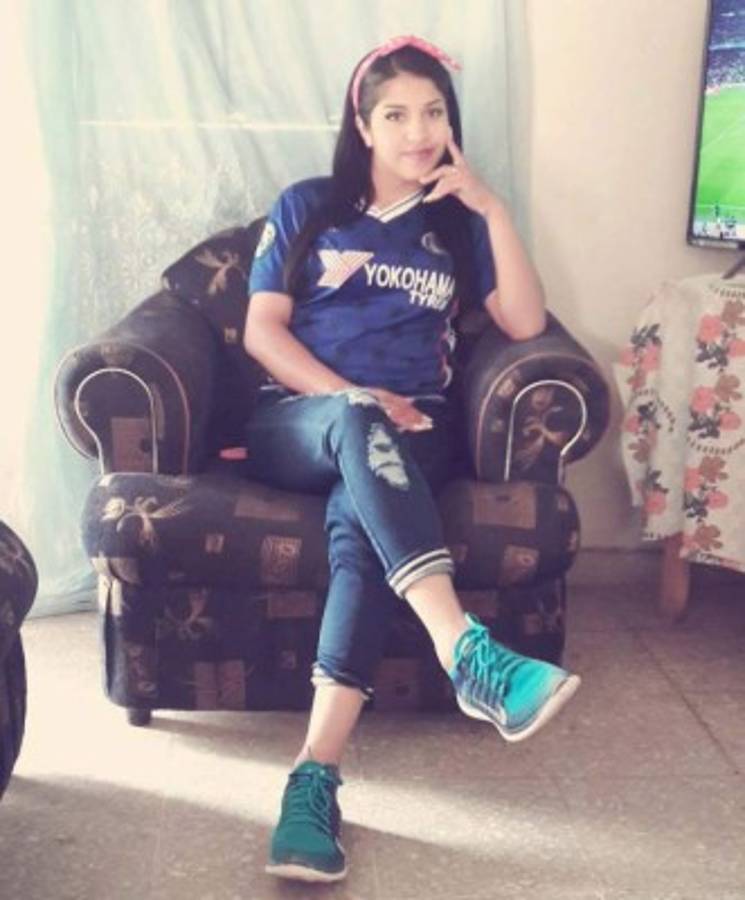 La guapa Policía que combina su trabajo dando seguridad y jugando al fútbol