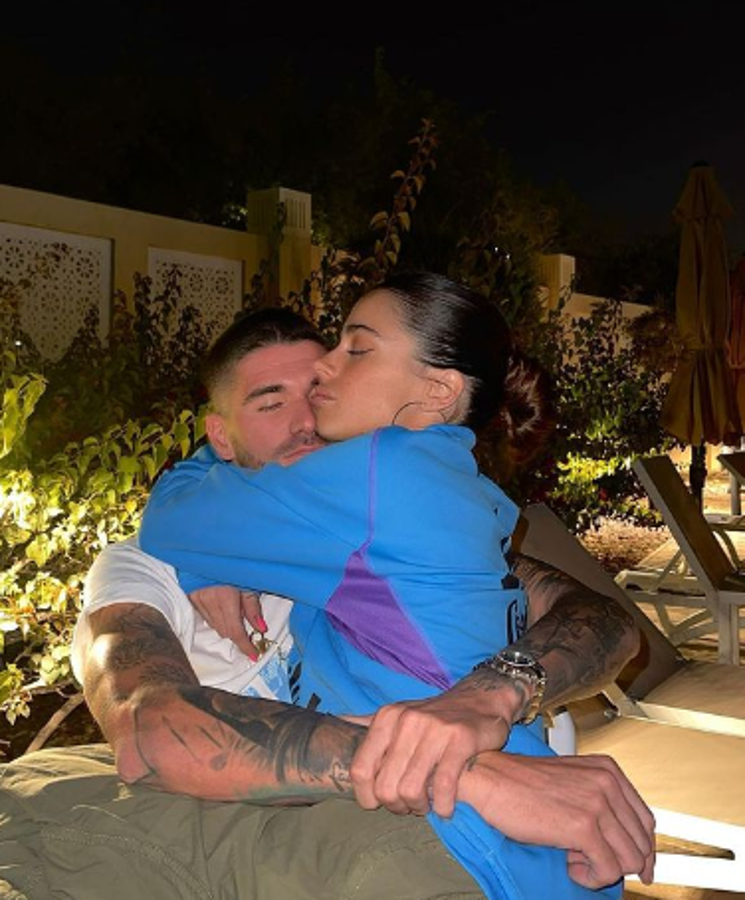 Besos y mucho amor tras sufrida clasificación: jugadores de la selección argentina recibieron a sus esposas en la concentración