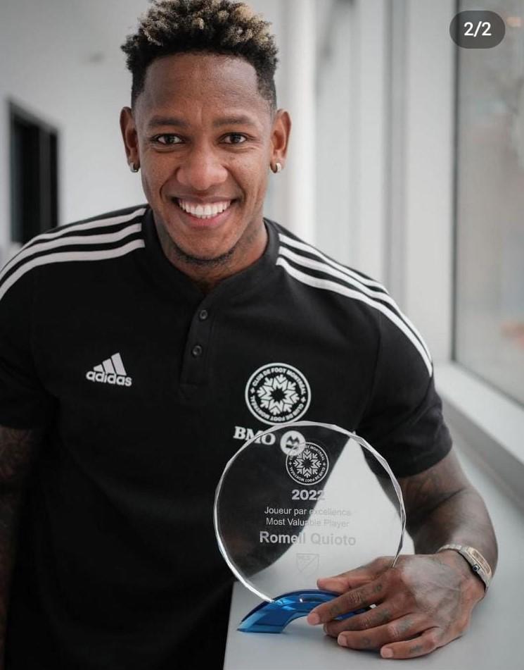 Romell Quioto posando con el galardón al Mejor Jugador de la temporada del CF Montreal.
