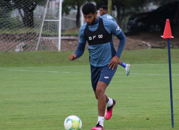 El nuevo “look” del argentino Agustín Auzmendi y Motagua recupera a jugador tras un mes y medio lesionado