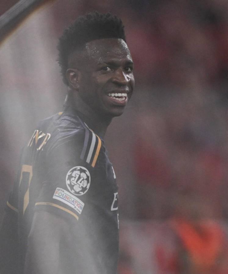 Tchouaméni interrumpe a Müller, Vinicius se divierte ante Bayern y las bellas chicas apoyando al Real Madrid