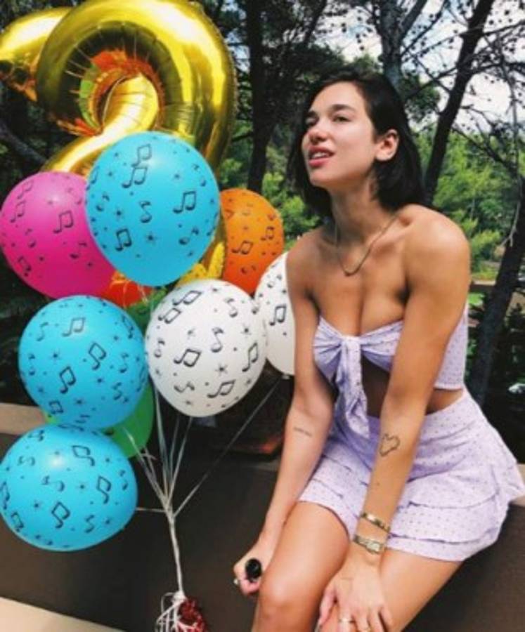 ¡Desenfrenada! Dua Lipa se monta fiestón en Ibiza tras cumplir 23 años