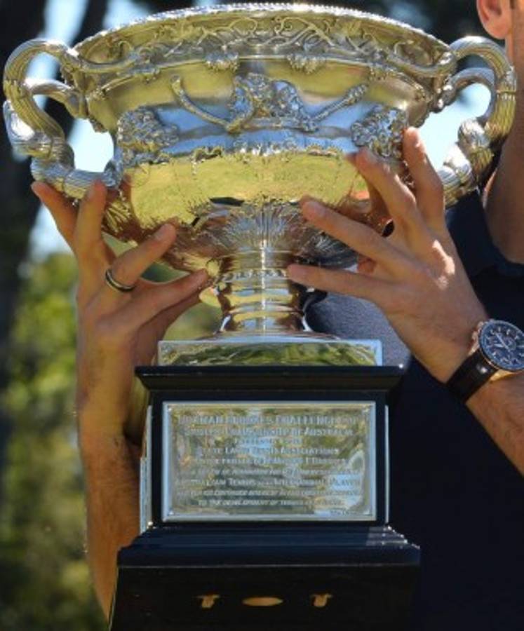 Novak Djokovic y su sesión de fotos con el trofeo del Abierto de Australia