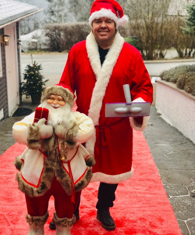 Se retiró con 28 años, casi gana el Balón de Oro y su vida dio un giro inesperado: ahora vende aspiradoras