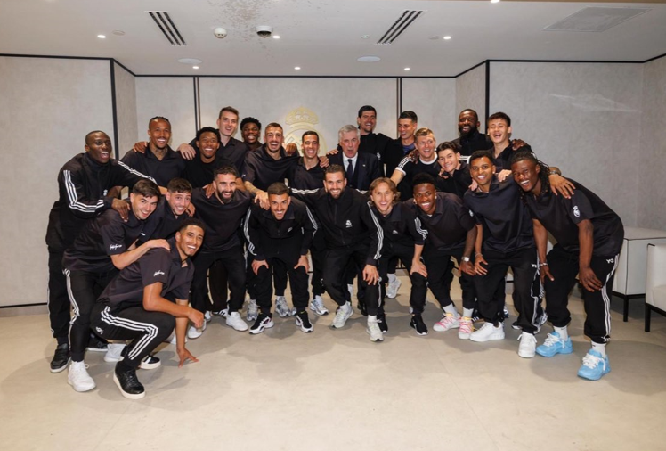 Bellingham con su madre y Rodrygo desde el carro: así celebraron los jugadores del Real Madrid el título de LaLiga