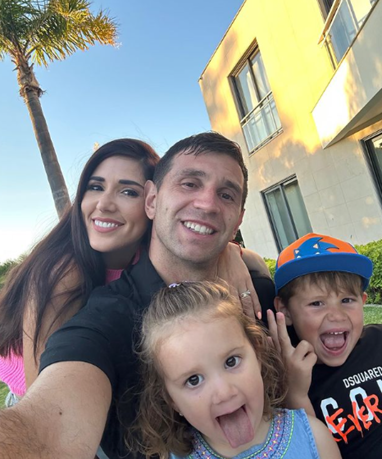 Dibu Martínez conoció a su esposa portuguesa en una parada de colectivos: “La veía pasar y un día la encaró”