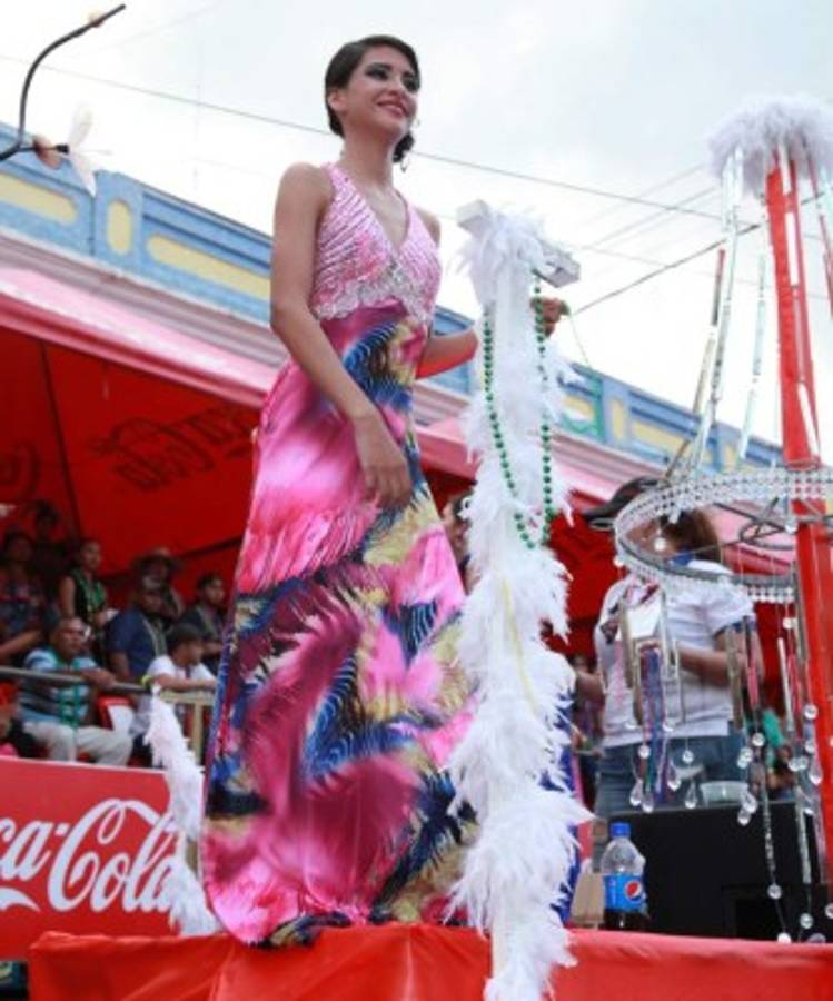 ¡BELLEZA! La campanita se roba el show en el carnaval de La Ceiba