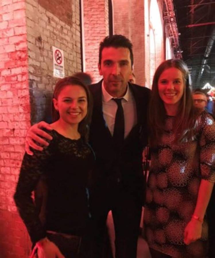 ¿Quién posa junto a Cristiano Ronado? La fiesta de Navidad de la Juventus en Italia