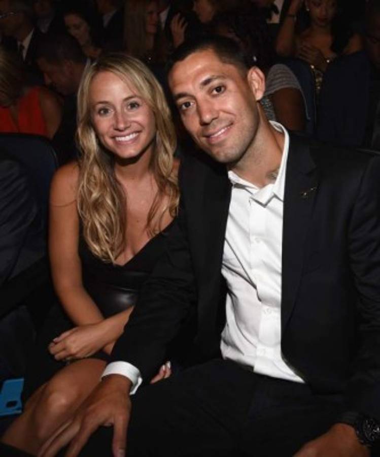 El otro duelo: Las novias y esposas de los seleccionados de Honduras y EUA