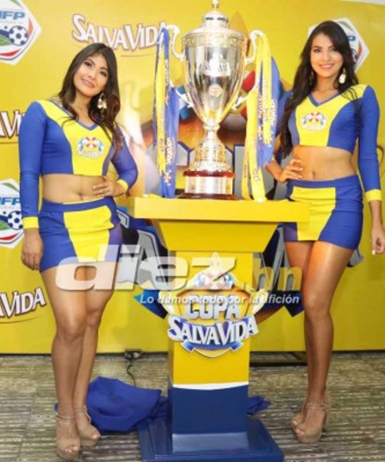 FOTOS: Clara y Bella, las muñecas que adornaron la Copa de campeón