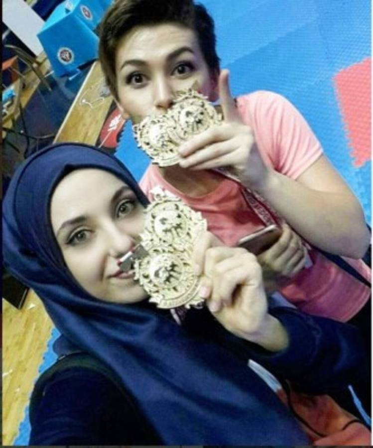 Fotos: La atleta turca que cautiva en Río pese a su no participación directa en los Juegos