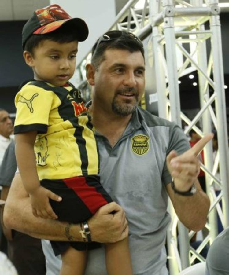 FOTOS: Real España comparte con sus aficionados en la tienda DIUNSA