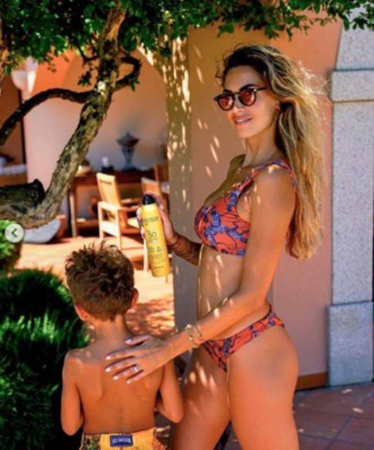 La espectacular mujer de Boateng vuelve a impresionar en sus vacaciones en una isla italiana