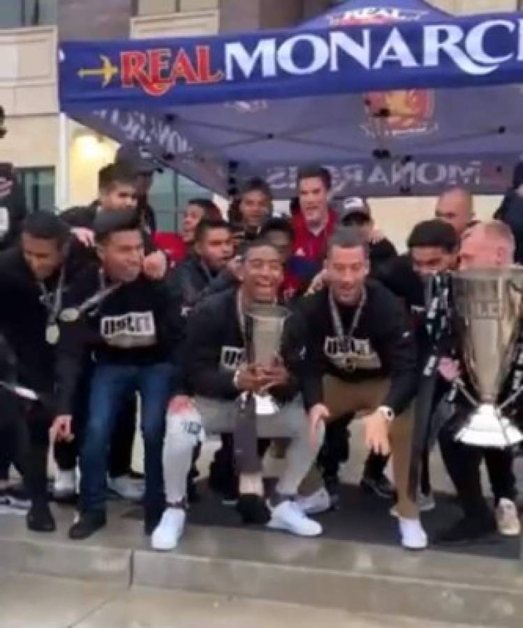 Douglas Martínez, Cristian Cálix y Luis Palma celebran el título con el Real Monarchs en Utah