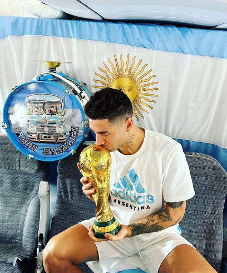 Lo que se vive dentro del avión: así viajan los jugadores de Argentina de vuelta a su país con la Copa del Mundo tras vencer a Francia