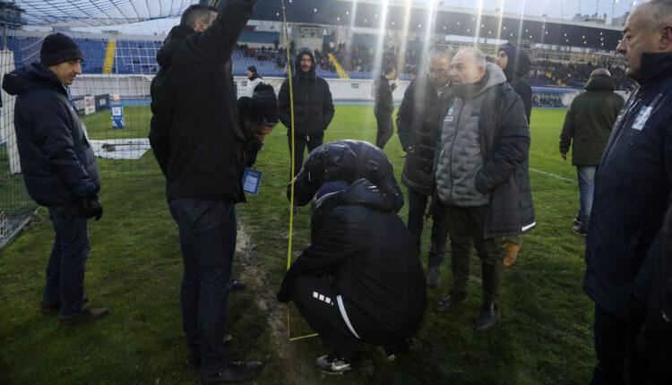 Sucedió en la liga donde juegan hondureños: Se suspende partido porque la portería era centímetros más baja (FOTOS)