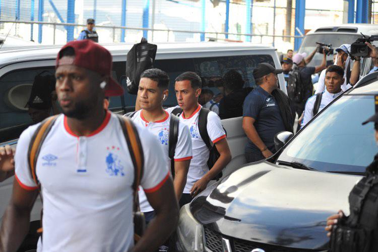 Los disturbios y la hostil llegada del Olimpia al estadio Chelato Uclés para la final de la Liga Nacional ante Motagua