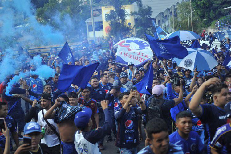 Los disturbios y la hostil llegada del Olimpia al estadio Chelato Uclés para la final de la Liga Nacional ante Motagua