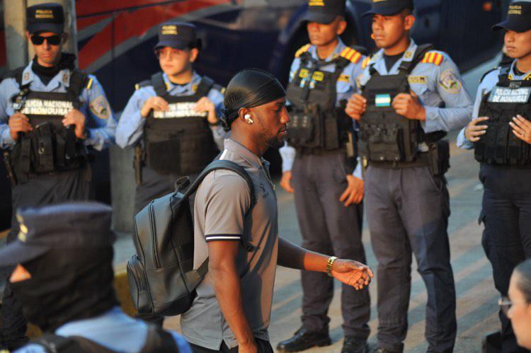 Auzmendi y la bella rubia a la que le dedicó el gol, al descubierto lo que jugadores de Motagua llevaban al estadio