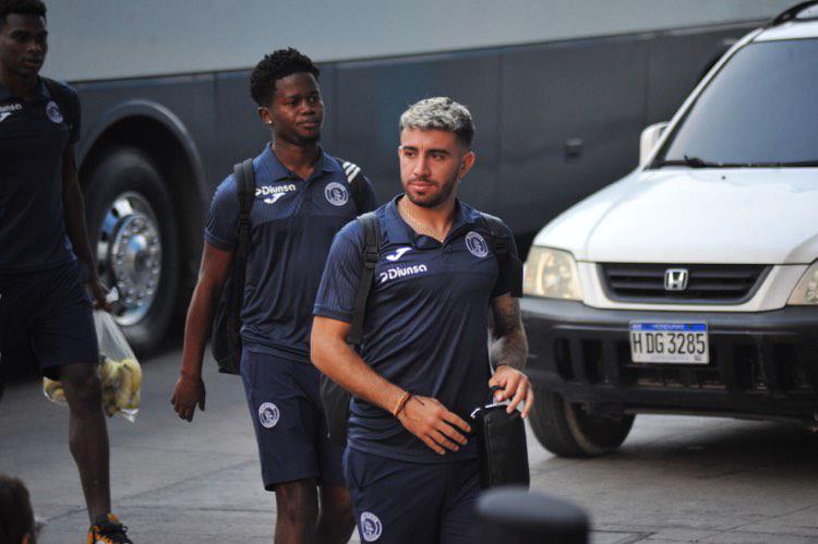 Auzmendi y la bella rubia a la que le dedicó el gol, al descubierto lo que jugadores de Motagua llevaban al estadio
