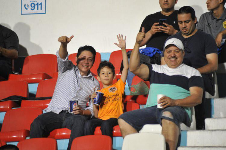 Auzmendi y la bella rubia a la que le dedicó el gol, al descubierto lo que jugadores de Motagua llevaban al estadio