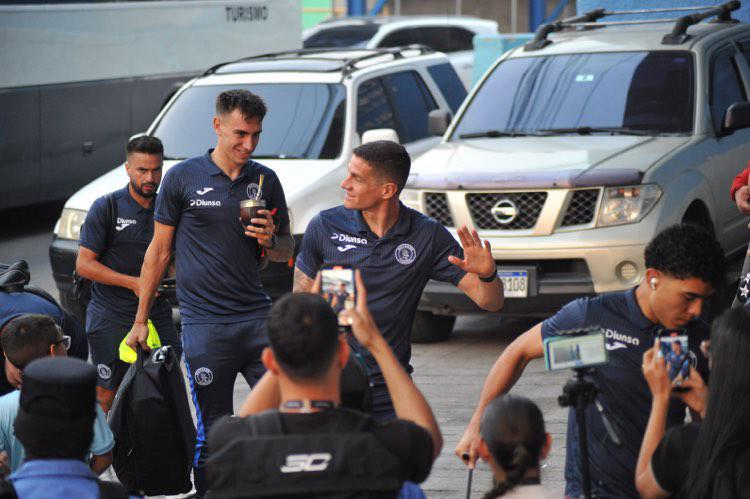 Auzmendi y la bella rubia a la que le dedicó el gol, al descubierto lo que jugadores de Motagua llevaban al estadio