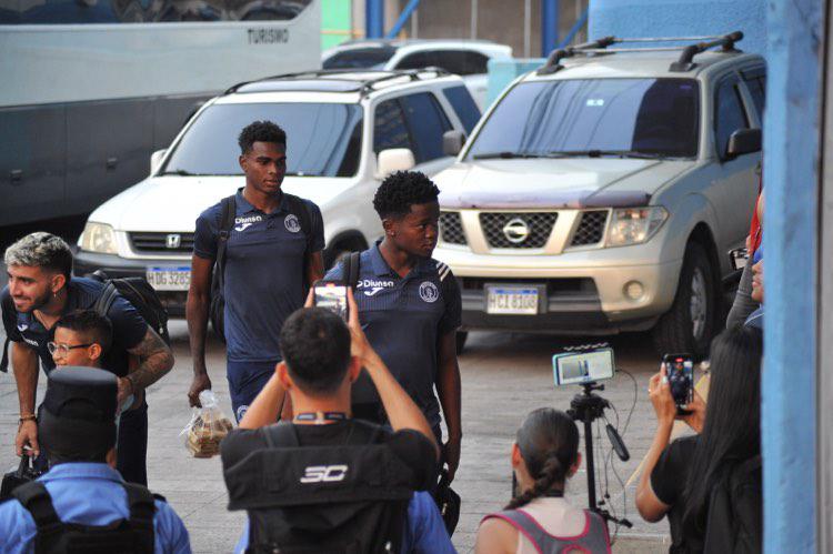 Auzmendi y la bella rubia a la que le dedicó el gol, al descubierto lo que jugadores de Motagua llevaban al estadio